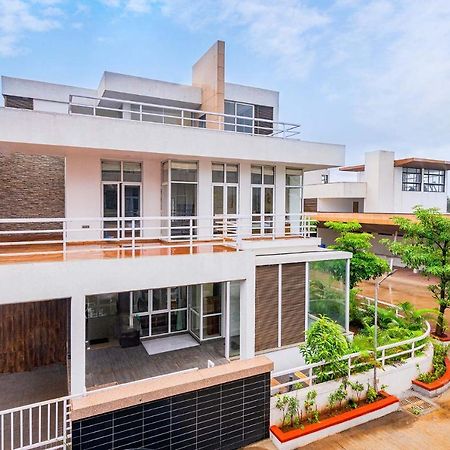 Sierra Skies By Stayvista - A Mountain-View Villa Featuring A Rooftop Swimming Pool, Jacuzzi, Turf, And A Gym For An Elevated Stay Lonavala Exteriör bild
