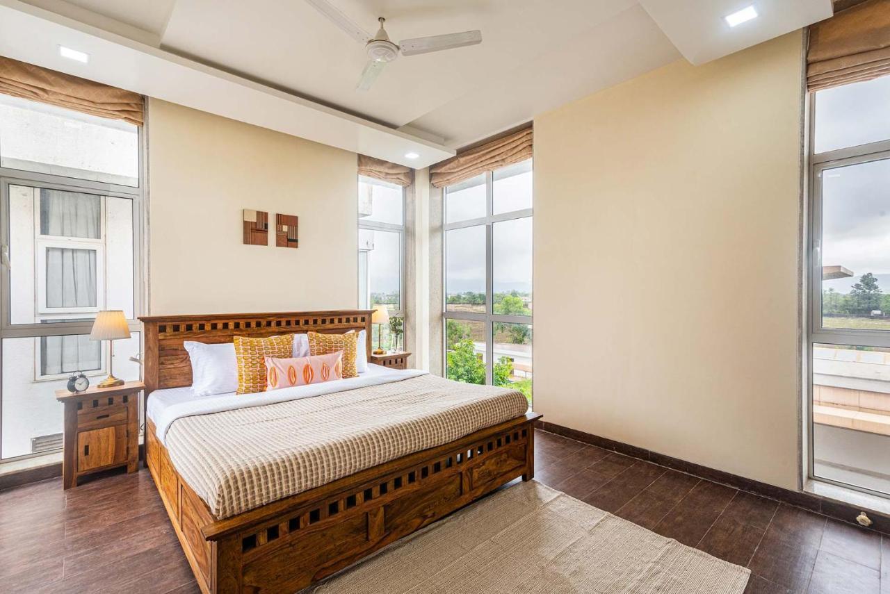 Sierra Skies By Stayvista - A Mountain-View Villa Featuring A Rooftop Swimming Pool, Jacuzzi, Turf, And A Gym For An Elevated Stay Lonavala Exteriör bild